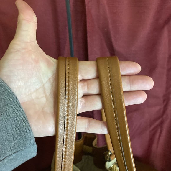 MK MICHAEL KORS SIGNATURE BUCKET SHOULDERBAG WITH DRAWSTRING AND TASSELS - Picture 9 of 10